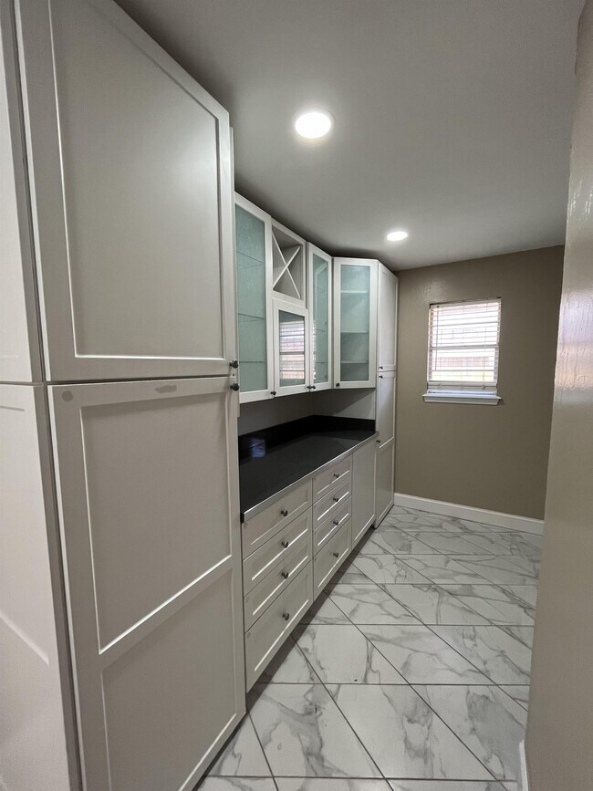 Building Photo - 1304 Pine Oak Dr