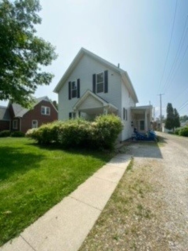 Building Photo - 813 S 8th St
