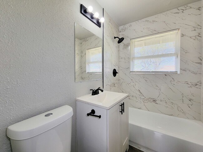 Building Photo - Welcome to this inviting single-family residence in the desirable South Park/Sunnyside area of Ho...