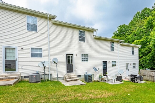 Building Photo - 17 Bama Ln