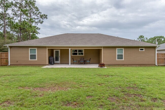 Building Photo - 4 BEDROOMS IN NAVARRE!