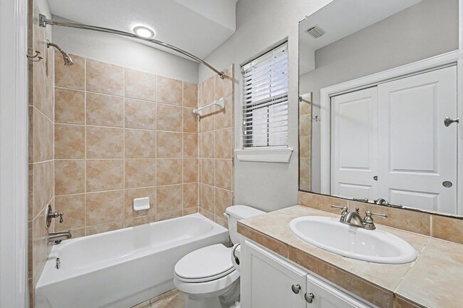 Building Photo - 584 Bomar St