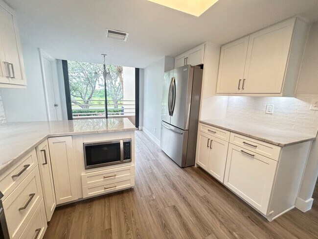 Building Photo - Beautifully Remodeled 2/2 Waterfront Unit in Gated Community!