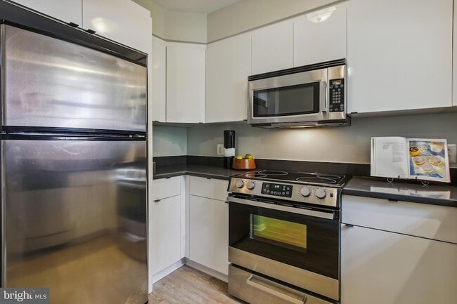 Building Photo - 2623 S Walter Reed Dr