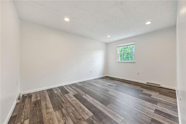 Building Photo - 2 bedroom 1.5 Bath townhome with 1 car gar...