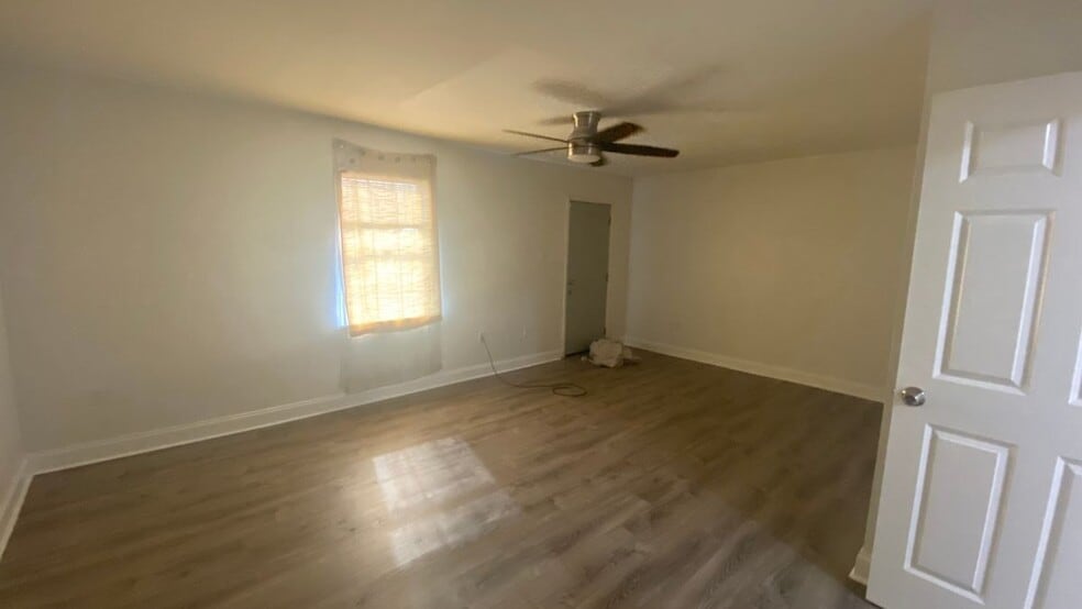 Building Photo - 4948 Laine Ave