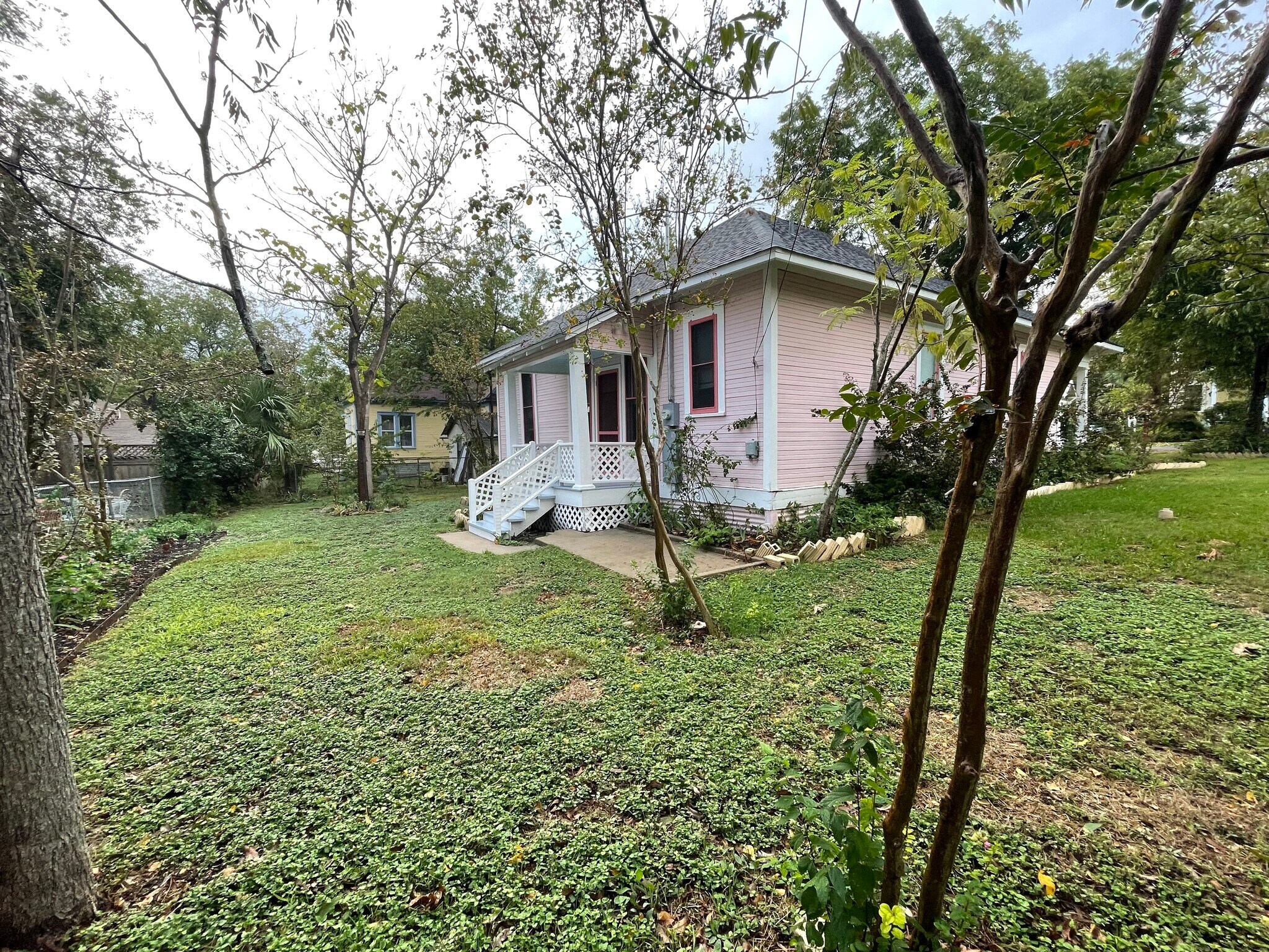 Backyard - 1013 W 6th St