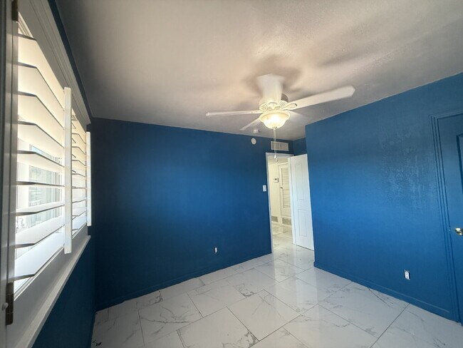 Building Photo - 5725 Wren Ave