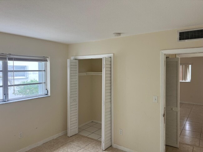 Building Photo - 15225 NE 6th Ave