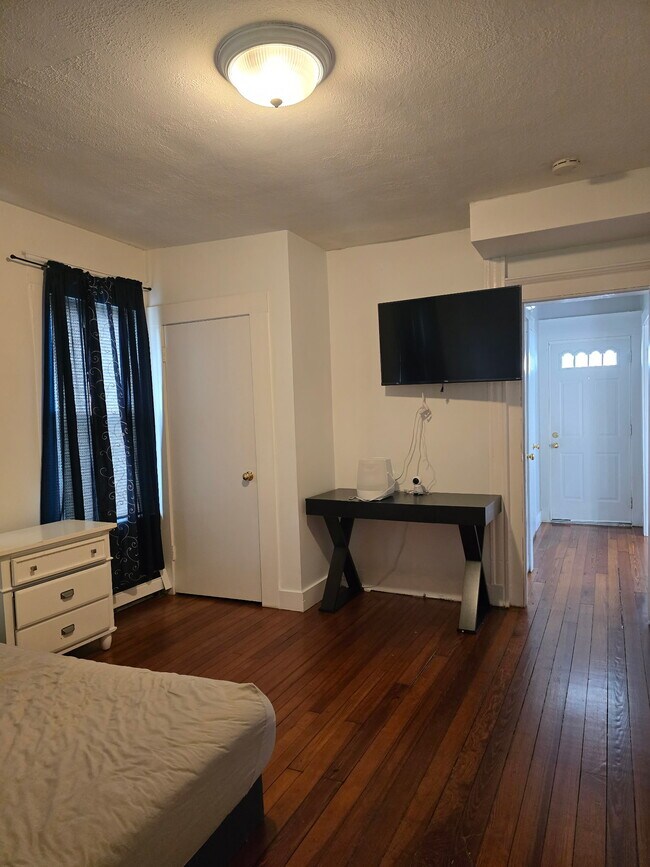 Building Photo - 175 Wilson St