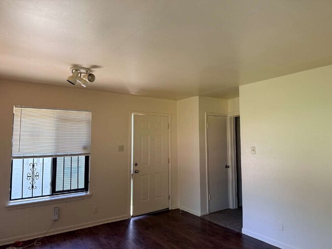 Building Photo - Affordable 1 Bed/1 Bath Duplex Apartment