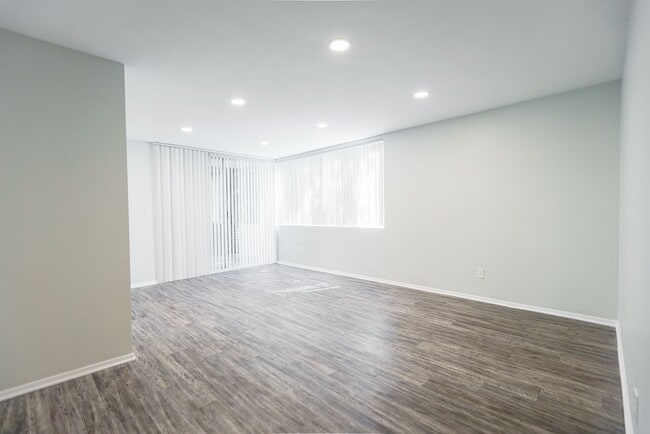 Interior Photo - 816 S. Bundy Dr