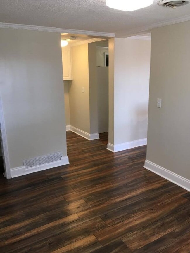Building Photo - Fully Renovated Cottage with Lake Views in Gainesville