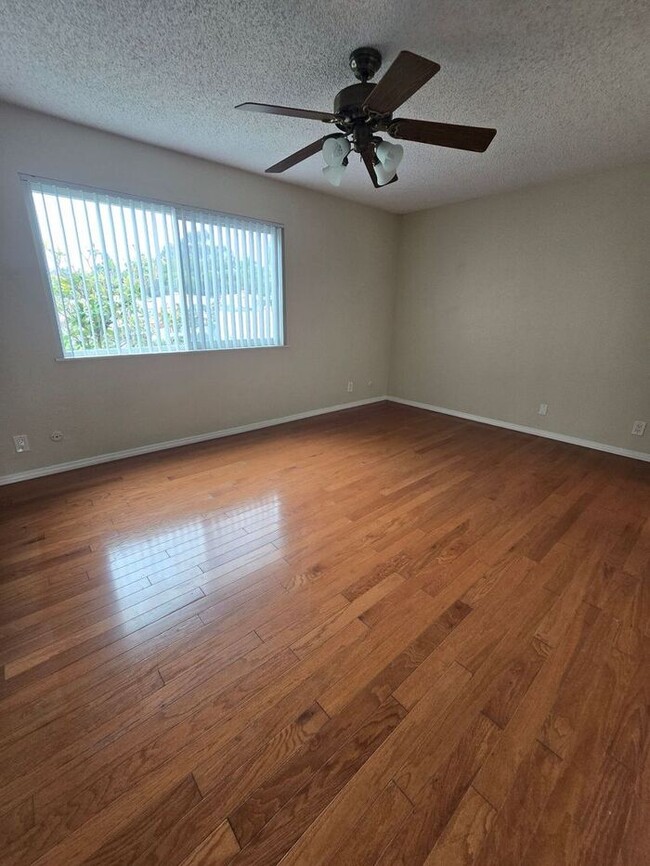 Building Photo - Spacious 2BD/2.5BA Town Home near Universi...
