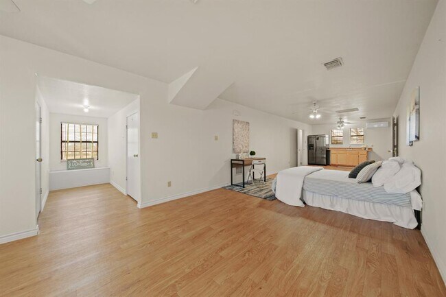 Building Photo - 6903 Lewis Ln