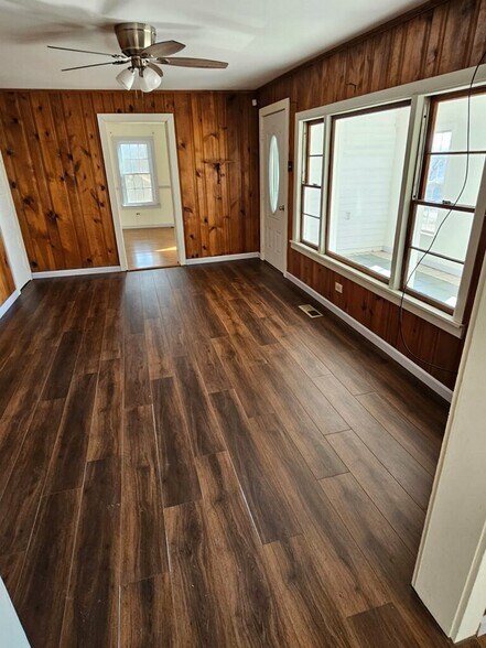 Building Photo - 560 Robinson Dr