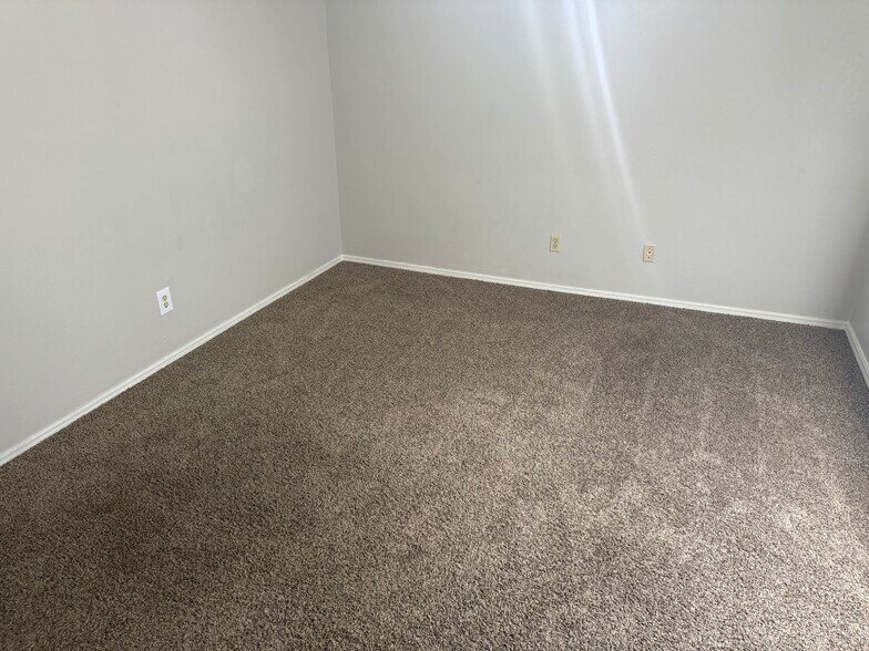 Building Photo - 828 Hardy Springs Cir