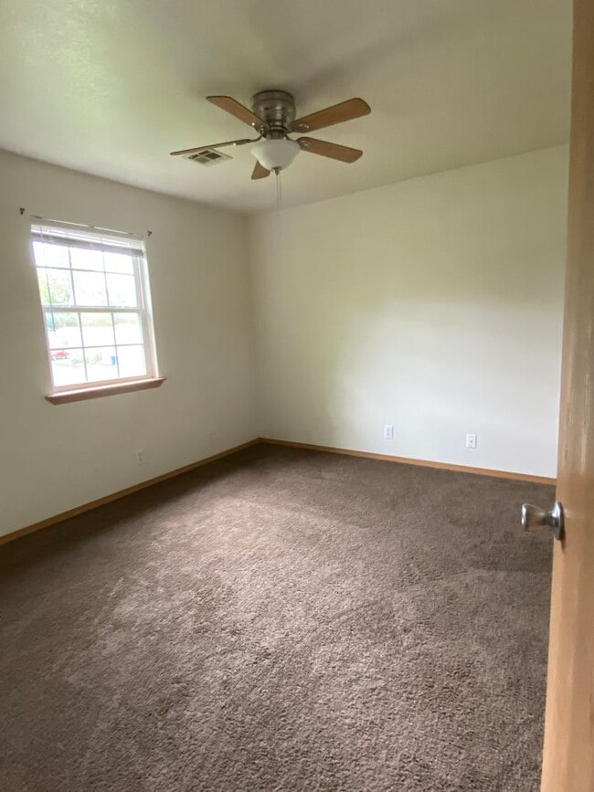 Building Photo - Nice 2BR/1BA Apartment Near MSSU in Joplin. (UPSTAIRS UNIT)