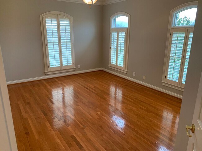 Building Photo - 5000 Square Feet on 7 Acres in Heart of Franklin