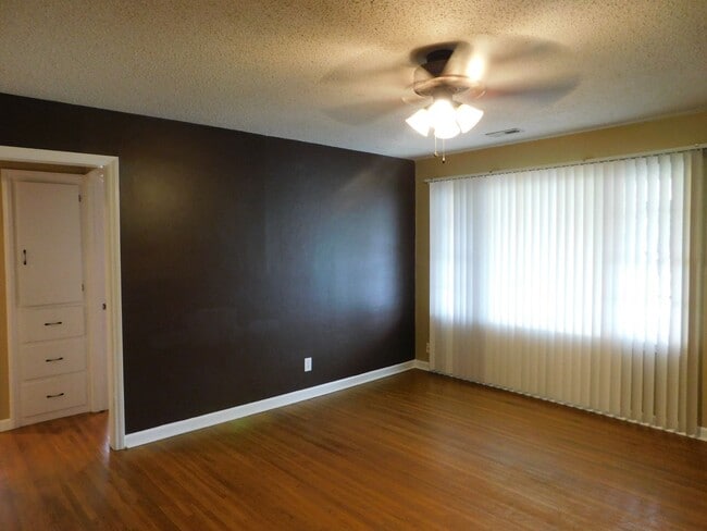 Building Photo - Beautifully remodeled 3 bedroom/1 bath hom...