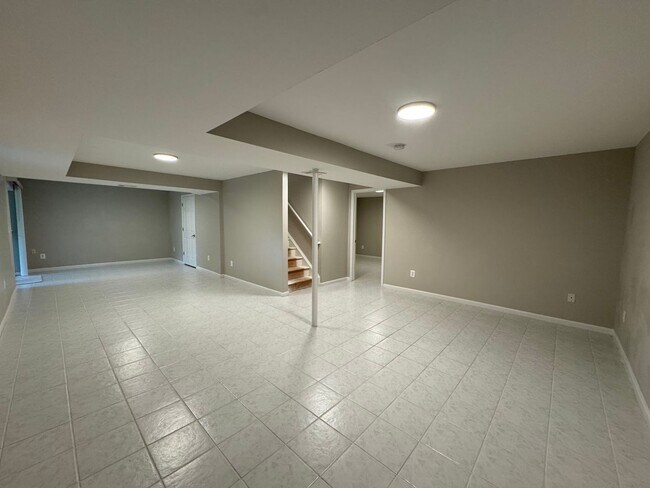 Building Photo - Stunning 4 Bed 3.5 Bath Home With Deck And...