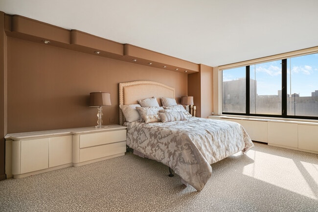 Building Photo - 422 E 72nd St