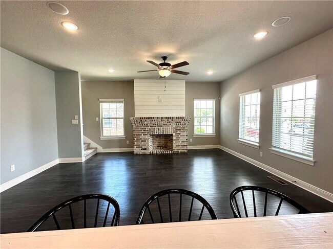 Building Photo - "Charming Fayetteville Home: 3 Bed, 3 Bath, 1709 Sq Ft with Granite & Hardwood Elegance!"