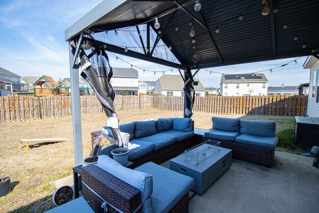 Building Photo - Beautiful 3-Bedroom Home in Burnside Farms – Furnishings Included & Fire Pit!