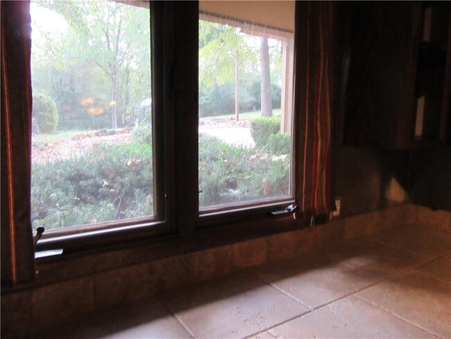 Building Photo - 2907 Summit Dr