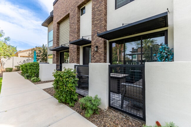 Building Photo - 164 E Lexington Ave