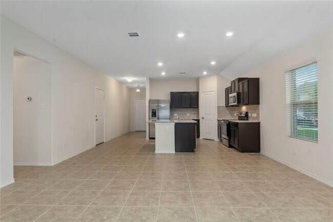 Building Photo - 837 Hillrose Dr