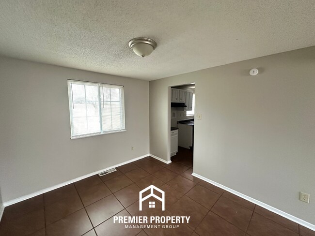 Building Photo - Spacious 4BR Home w/ Fireplace, Covered Patio & Fenced Yard