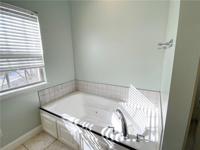 Building Photo - 1806 NW Mustang Ave