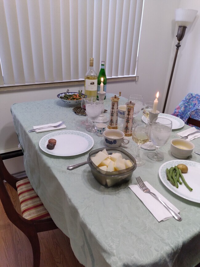 diningroom - 465 Winslow Way E
