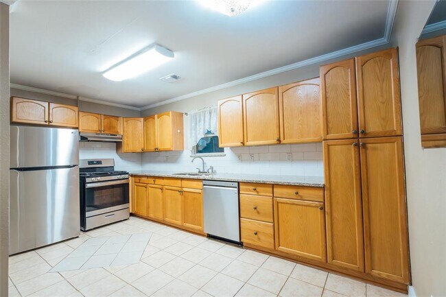 Building Photo - 5617 Schutz St