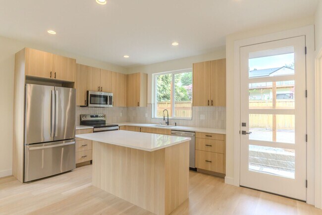 Building Photo - 2Bd/2.25Ba Seattle Home