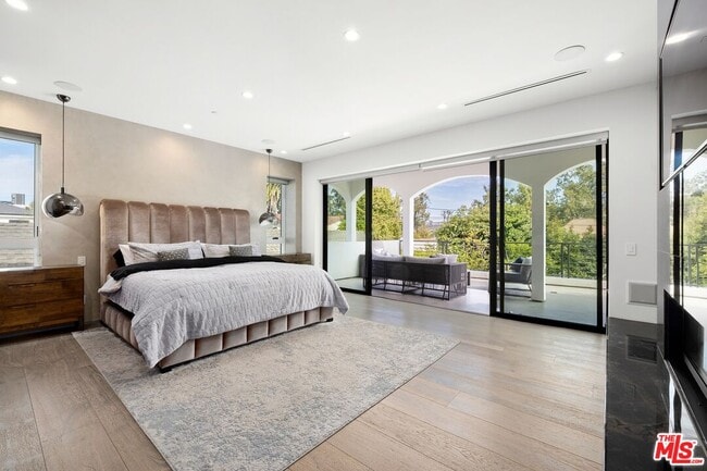 Building Photo - 1940 Kelton Ave