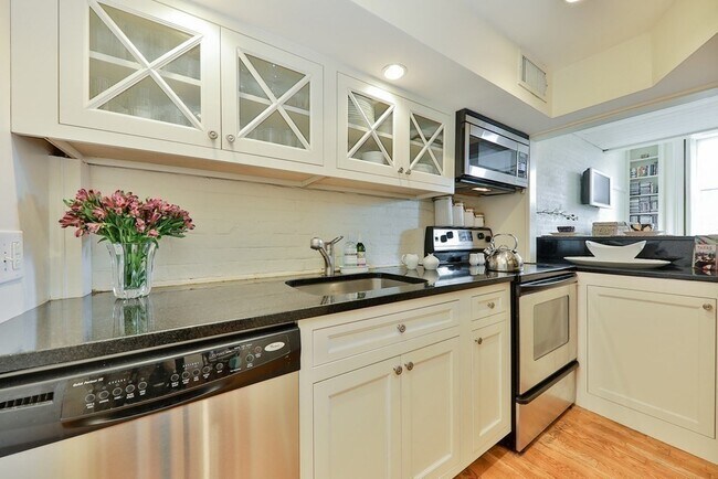 Building Photo - 124 Beacon St