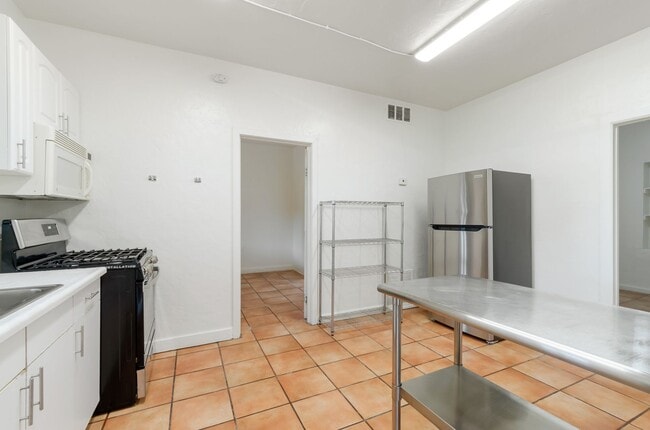 Building Photo - 1030 N Tucson Blvd