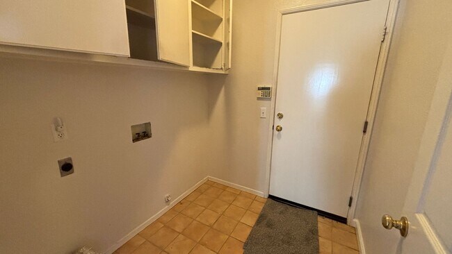 Building Photo - Adorable Four Bedroom home ready for its forever family!