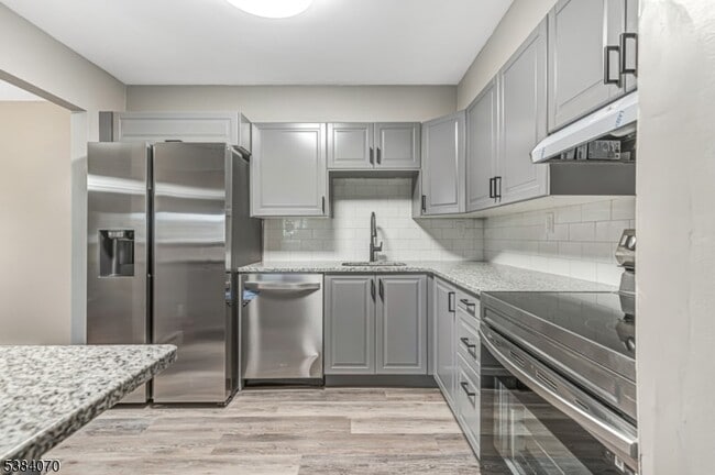 Building Photo - 807 Eves Dr