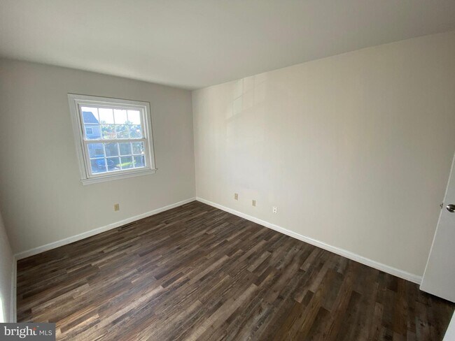Building Photo - 300 Garfield Ct