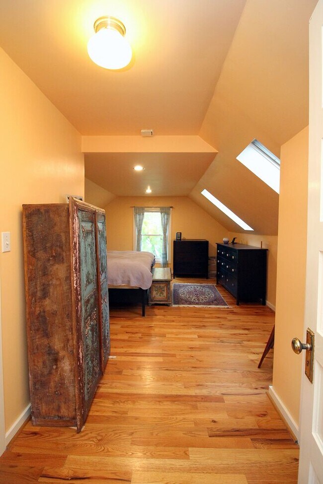 Building Photo - Delightful Remodeled Alberta Arts 3 Bed/2 ...