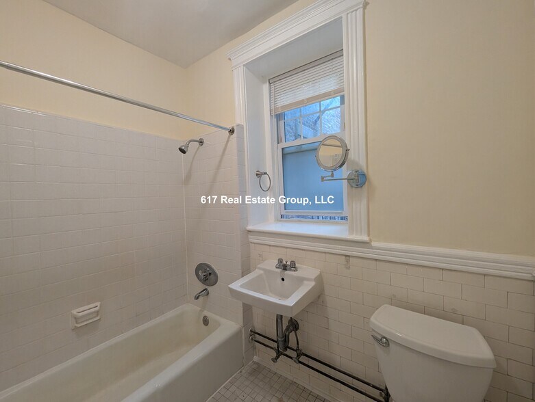 Building Photo - 29 Delano Park