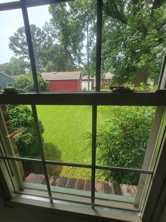 Building Photo - 1003 White Pine Dr