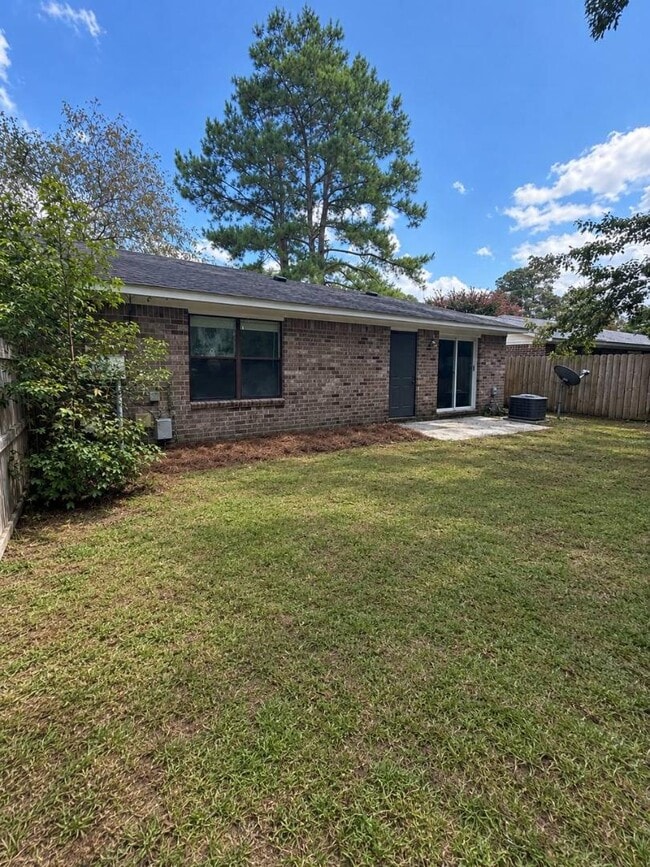 Building Photo - 105 Drake Ct