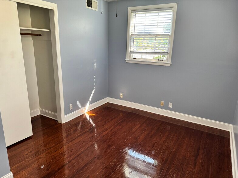 Building Photo - 446 Capri Dr