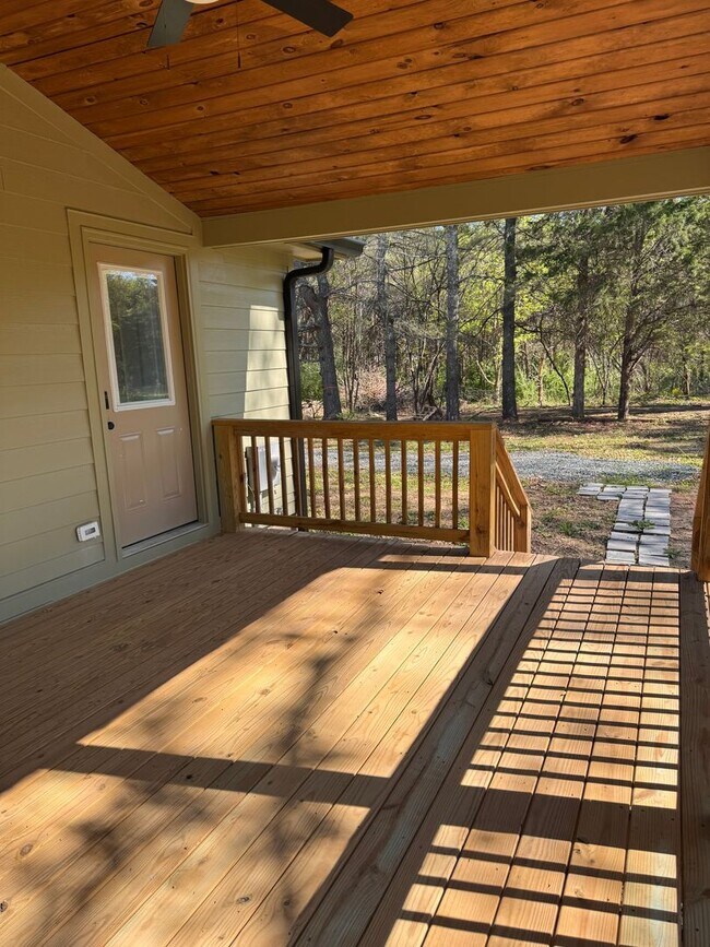 Building Photo - 3 Bedroom || 1 Bathroom - Single Family Home