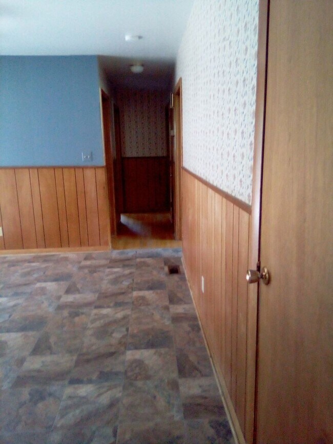 Building Photo - Knoxville 37918 - Beautiful 3 bedroom, 1.5 bath, brick rancher - Call Sharon Arnwine (865) 313-7215