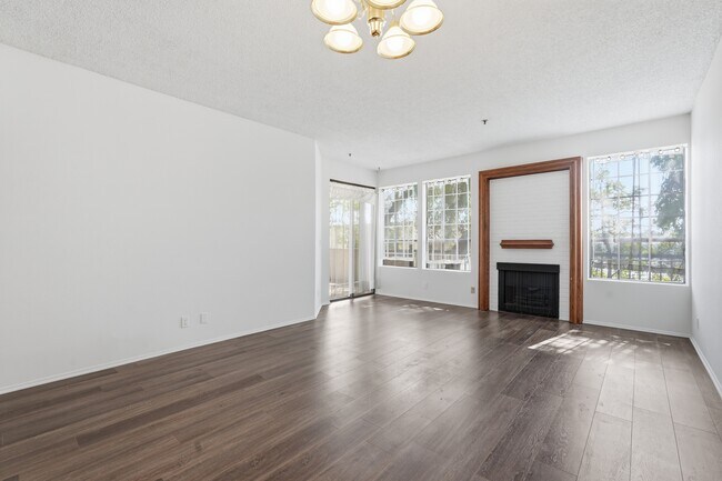 Building Photo - 2559 Plaza del Amo